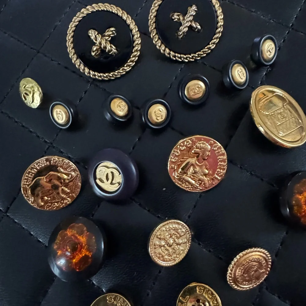 19 Authentic CHANEL Vintage Replacement Buttons - Picture 3 of 7
